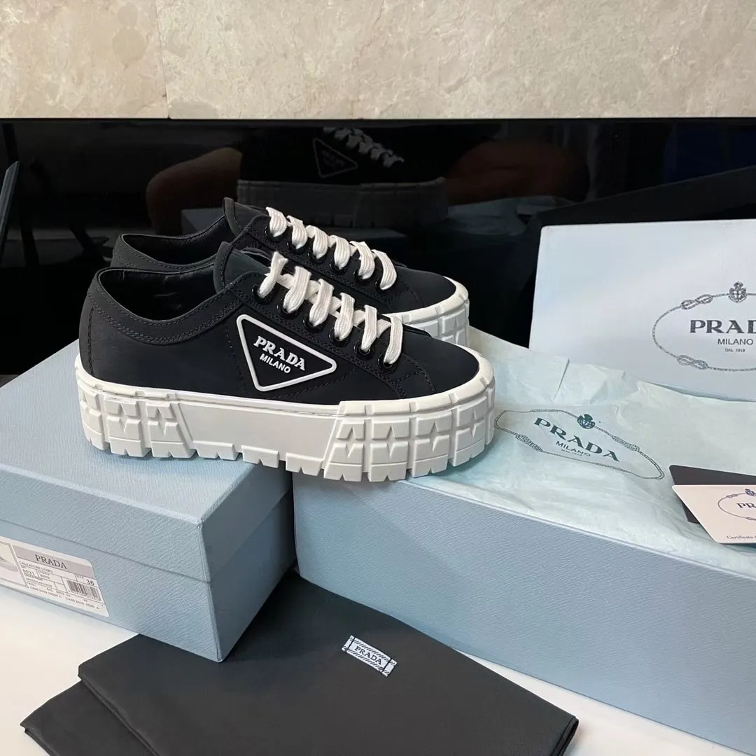 P420👟👟 2024 launches Prada’s latest catwalk shoes, the dad shoe series ͏ 💥PRADA early spring T-stage catwalk style👠Small fresh air with a little expensive feel, very perfect on the feet💃Elegant and elegant, crystal clear, regardless of the quality of accessories, they are all customized one-to-one, zero distance from the original version 1⃣Upper: imported nylon waterproof cloth + glue injection molding process 2⃣Inner lining: mixed sheepskin lining 3⃣Outsole: original one-to-one molded TPU outsole 4⃣🔺Original packaging Heel height 5cm 5⃣Number: 34-40🐎
